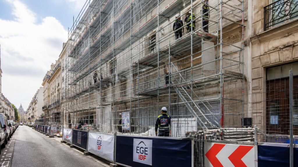 Chantier de zinguerie en Île-de-France avec échafaudage