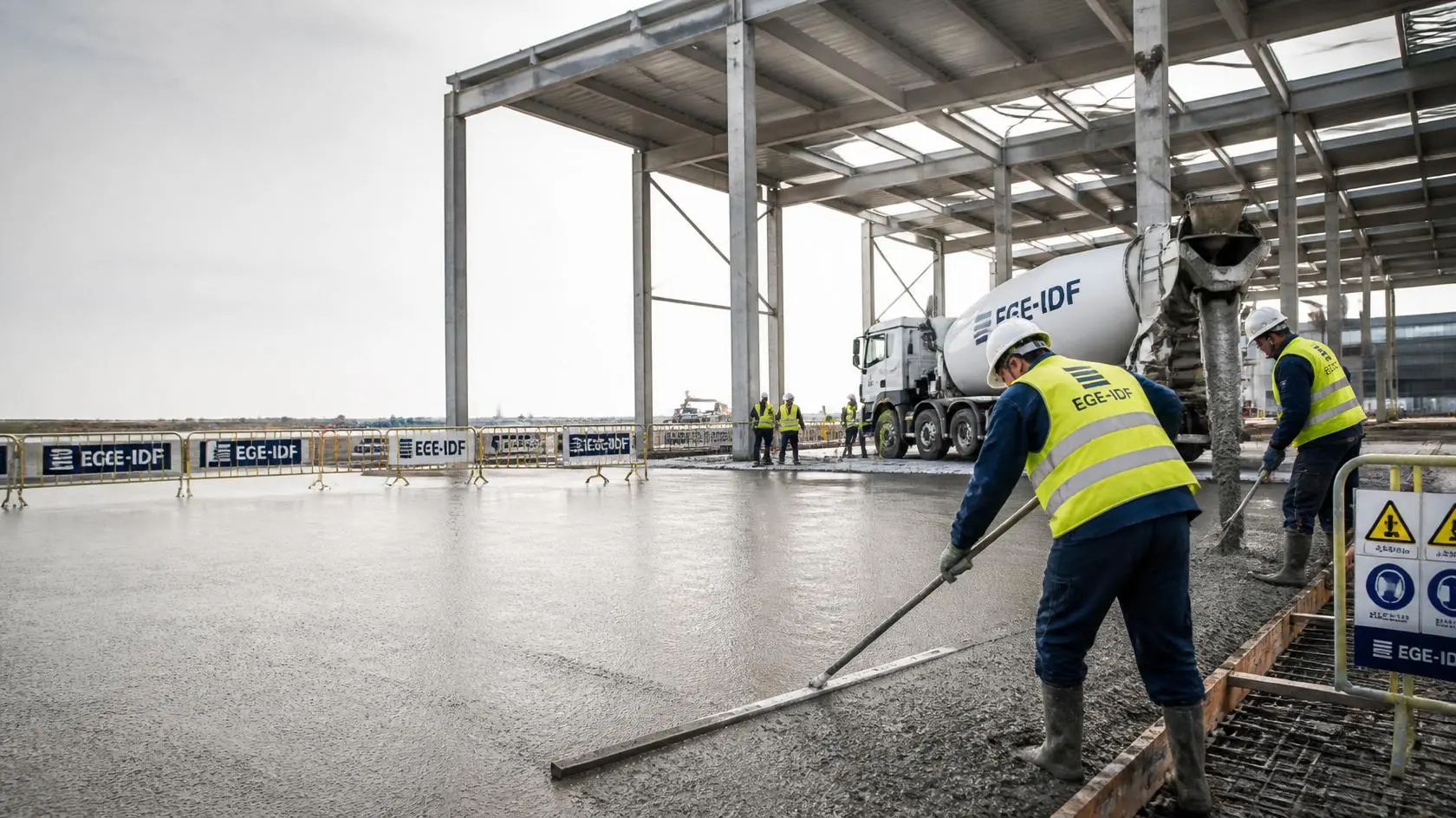 Coulage d'un dallage béton sur un chantier d'entrepôt en Île-de-France